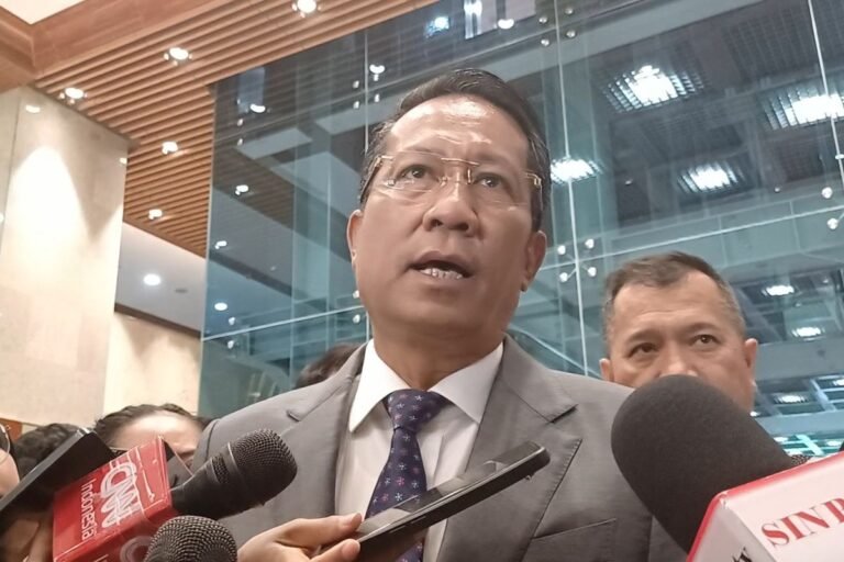 MENKUM SEBUT BISA AMPUNI KORUPTOR JIKA BAYAR DENDA DAMAI